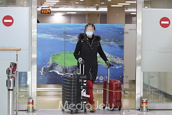 무사증 제주 입국 금지 첫 날인 4일 오전 중국발 제주행 항공기를 이용해 도착한 중국인이 제주국제공항을 나서고 있다. © 미디어제주
