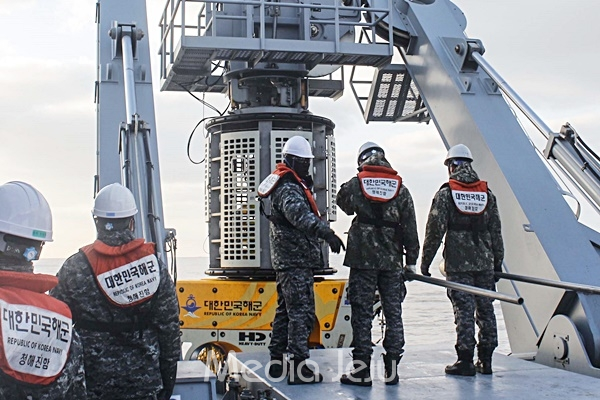 해군이 청해진함에서 무인 잠수정(ROV)을 바다에 투하하고 있다. [제주지방해양경찰청]