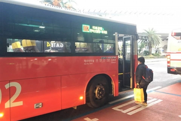코로나19 여파로 버스 이용객이 급감, 제주도가 11일부터 일부 노선 버스를 감축 운행하기로 했다.