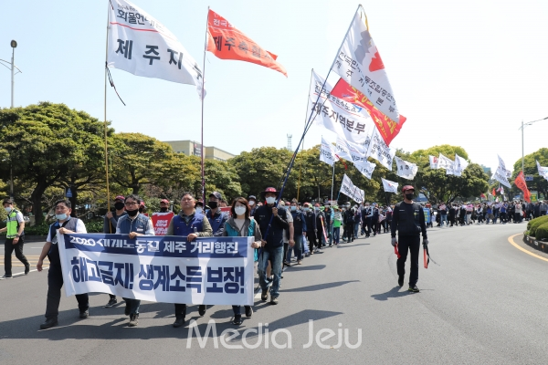 2020 세계노동절 제주공동행정 노동자 거리행진 참가자들이 1일 오전 신제주로터리를 지나고 있다. ⓒ 미디어제주
