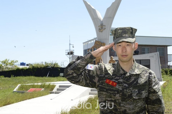 손흥민 선수가 보충역 기초군사훈련 중 해병대 상징탑 앞에서 거수경례를 하고 있다. [해병대]