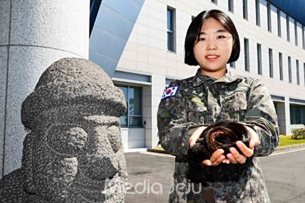 해군 제7기동전단 소속 김현아 대위가 부대에서 소아암 환우들을 위해 임관 후 4년 동안 길러온 모발을 기부하며 기념사진을 촬영하고 있다. [해군]