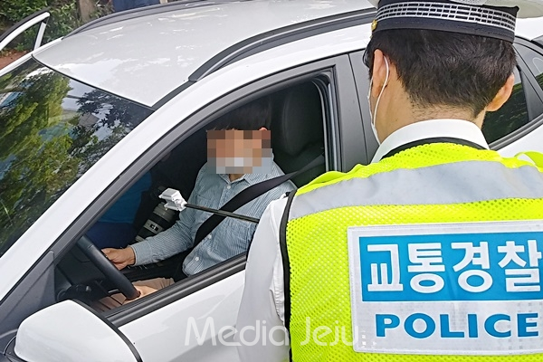 제주경찰이 18일 제주특별자치도 제2청사 앞에서 '비접촉식 감지기'를 활용한 음주운전 단속을 시연하고 있다. © 미디어제주