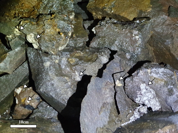 거문오름 용암동굴계 형성 시기가 약 8000년 전이라는 연대측정 결과가 나왔다. 사진은 동굴 내 떨어진 암반의 규암편 모습. /사진=제주특별자치도 세계유산본부