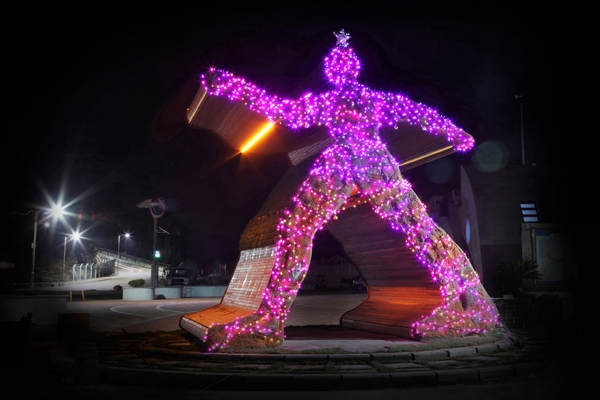 신양리 여객 터미널 앞에 설치된 하석홍 작가의 「춤 추자 ‘ㅊ’」 조형물. /사진=제주특별자치도