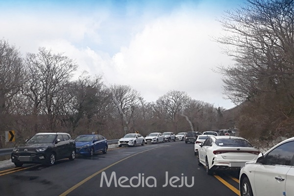 지난 2월 한라산 성판악 휴게소 입구 주변 5.16도로에 불법 주정차된 차량들. 도로가 굽은 구간에까지 양 옆에 불법 주정차를 하고 있어 운전자의 시야를 가리고 있다. © 미디어제주