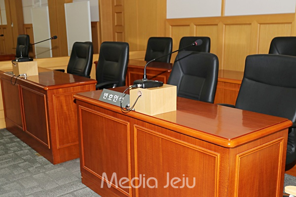 제주지방법원 201호 법정 피고인석과 변호인석. © 미디어제주 자료사진