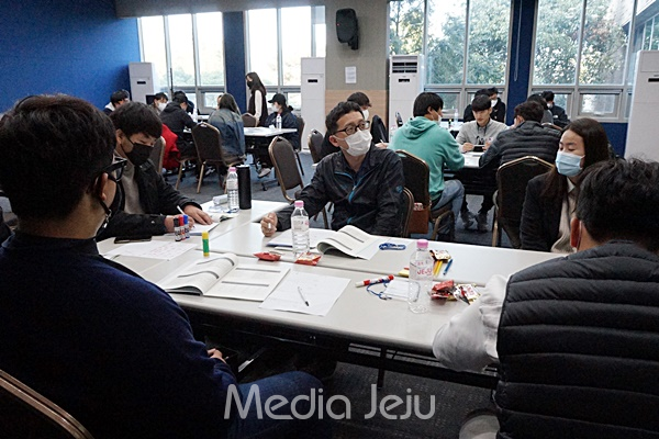 제주테크노파크가 주관하는 '지역 주도형 청년일자리 사업' 참여자들이 교육을 받고 있다. [제주TP]