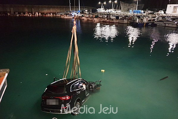 13일 새벽 제주시 도두항에서 바다로 추락한 SUV 차량이 인양되고 있다. [제주해양경찰서]