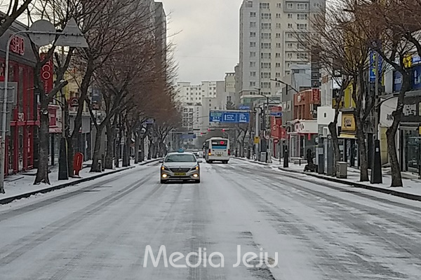 지난 1월 7일 오전 제주시내 도로 곳곳에 눈이 쌓여 차량들이 '거북이 운행'을 하고 있는 모습. © 미디어제주