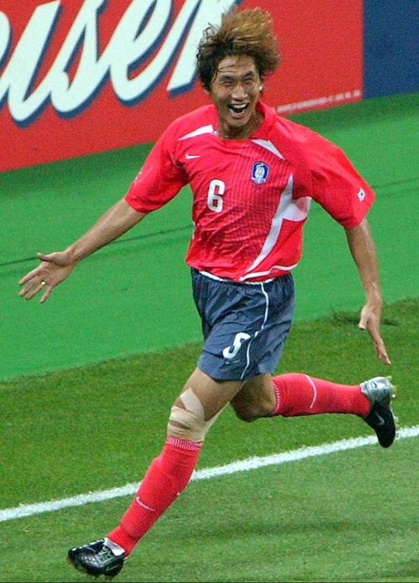 유상철이 2002년 한·일 월드컵 조별리그 첫 상대국가인 폴란드와의 일전에서 2-0 쐐기골을 넣고 환호하고 있다. [사진=연합뉴스]