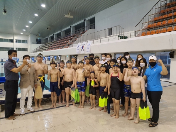 제주시에서 열린 핀수영대회에 참가한 이들.