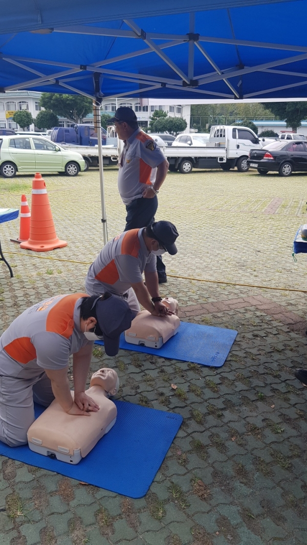 성산읍 의용소방대원들이 헌혈 봉사자 및 자생단체 회원들 대상으로 심폐소생술 교육을 실시하고 있다(사진 고기봉)
