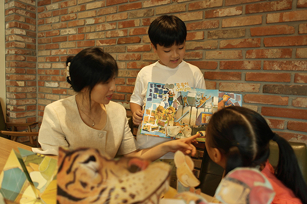버릴 책으로 팝업책을 만드는 승리, 봄이 가족. 엄마 박단비씨(왼쪽)와 아이들이 책 이야기를 나누고 있다. 미디어제주