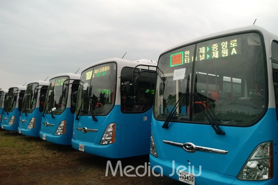 정부가 제주도에 배정한 요소수 2250ℓ가 도내 노선버스 운수업체를 대상으로 보급이 완료됐다.