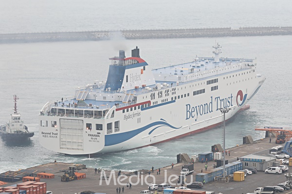 지난 10일 오후 인천을 출발한 여객선 ‘비욘드 트러스트호’가 11일 오전 제주항에 입항하고 있다. © 미디어제주