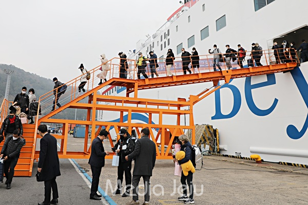 여객선 ‘비욘드 트러스트호’를 이용해 11일 오전 제주항에 도착한 승객들이 배에서 내리고 있다. © 미디어제주