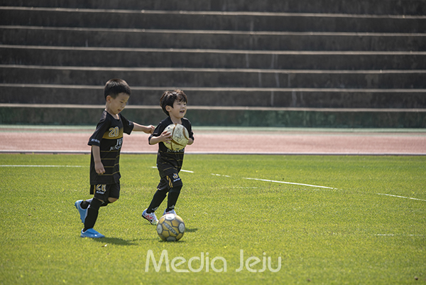 제14회 미디어제주기 전도유소년축구대회에서 경기장 밖에서도 활기찬 모습을 보이고 있는 아이들.