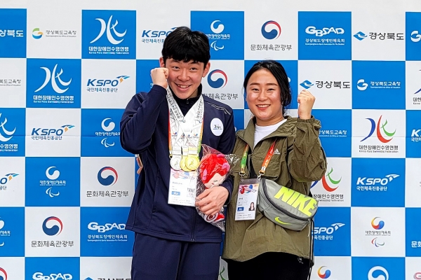 왼쪽부터 홍원일 선수, 강수정 코치. 제주특별자치도장애인체육회
