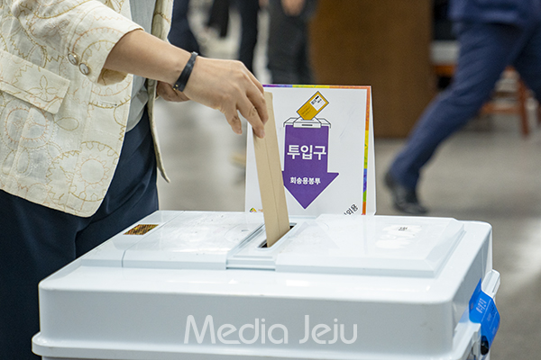 제8회 전국동시지방선거 및 제주시을 국회의원 보궐선거의 사전투표가 제주도내 43곳 사전투표소에서 일제히 시작된 가운데, 제주도의회 의회회관에 마련된 사전투표소에서 투표가 이뤄지고 있다.
