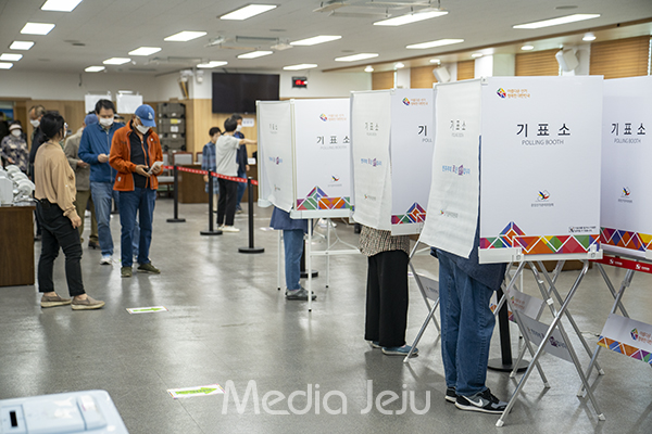 지난 27일 제주도의회 의원회관에 마련된 사전투표소에서 유권자들의 투표가 이뤄지고 있다.