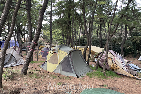 지난 3월 제주시 이호해수욕장 입구 부근에 설치된 채 장기간 방치되고 있는 텐트들. 이 텐트에 대해서는 특별한 조치 없이 6월 현재까지 방치돼 있는 상태다.