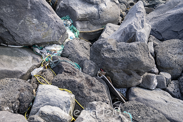 제주도내 해안가 바위 틈에 버려져 있는 각종 쓰레기들.