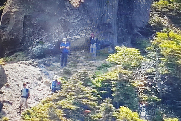 한라산 내에서 비법정 탐방로를 통해 탐방하는 이들이 한라산국립공원관리소 측의 CCTV에 포착된 장면. /사진=제주도 한라산국립공원관리소.