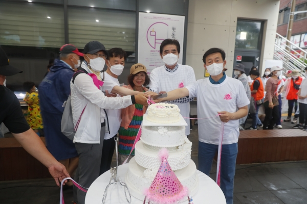 31일 서귀포시 하영올레 개장 1주년을 기념해 마련된 첫돌 케익 커팅식 모습. /사진=서귀포시