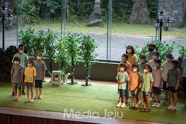 14일 열린 제9회 전국 청소년 음악캠프에서 '황금백서향의 비밀 뮤지컬'. 아이들이 율동과 함께 노래를 하고 있다.