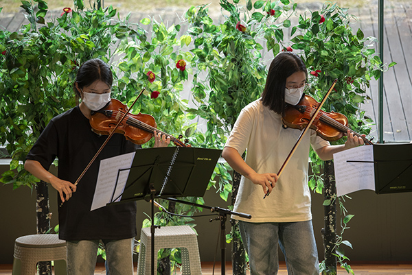 14일 열린 제9회 전국 청소년 음악캠프에 참가한 청소년들이 바이올린 연주를 하고 있다.