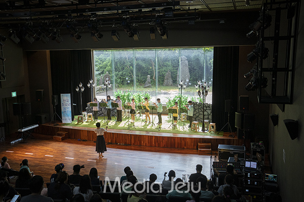 14일 오후 3시 제주돌문화공원 오백장군 갤러리 소극장에서 열린 제9회 전국 청소년 음악캠프의 발표회에서 플룻 공연이 이뤄지고 있다.