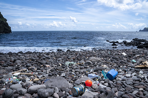 지난 15일 제주 '섬 속의 섬' 우도의 톨칸이 해안 모습. 각종 폐어구는 물론 온갖 생활쓰레기가 해안가에 떠밀려와 있다.