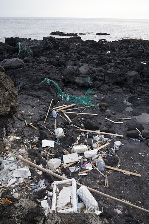 지난 30일 오후 제주도 서귀포시 대정읍 신도리 해안가에 수많은 쓰레기가 쌓여 있다.