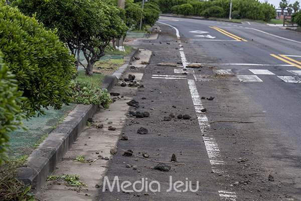 제11호 태풍 '힌남노'의 영향으로 제주 전역에 많은 비가 내린 가운데, 제주도 서귀포시 대정읍 하모리의 한 도로가 돌들과 진흙으로 덮여 있다.