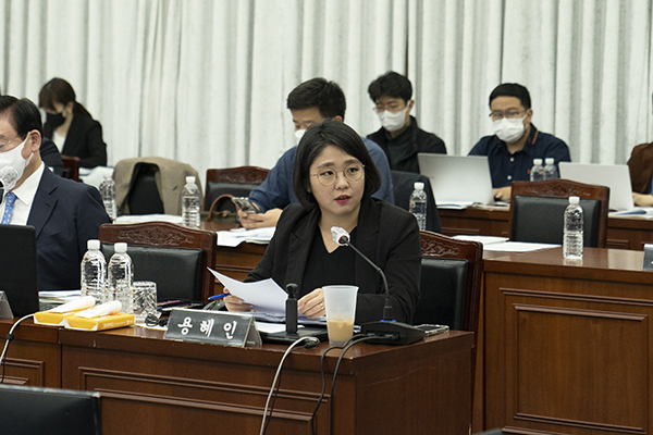 국회 용혜인 의원(기본소득당, 비례대표)가 21일 제주도를 상대로 한 국정감사 자리에서 질의에 나서고 있다.