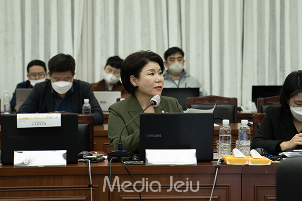 국회 조은희 의원(국민의힘, 서울 서초구갑)이 21일 제주도를 상대로 한 국정감사 자리에서 질의에 나서고 있다.