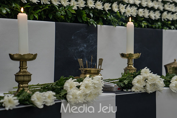 제주도청 별관 2층에 이태원 핼러윈 축제 참사 사망자들에 대한 애도와 추모를 위해 합동분향소가 설치됐다.