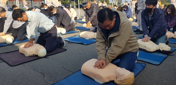 성산읍 의용소방대가 주최한 안전체험 행사에 각 마을 이장님들이 심폐소생술을 하고 있다.