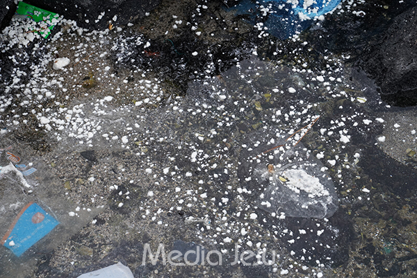 8일 '미디어제주'가 확인한 제주시 구좌읍 김녕리의 한 해안가. 굳어버린 기름으로 추정되는 하얀색 덩어리들이 해안가에 고인 물 웅덩이에 일부 녹아 있다. /사진=미디어제주