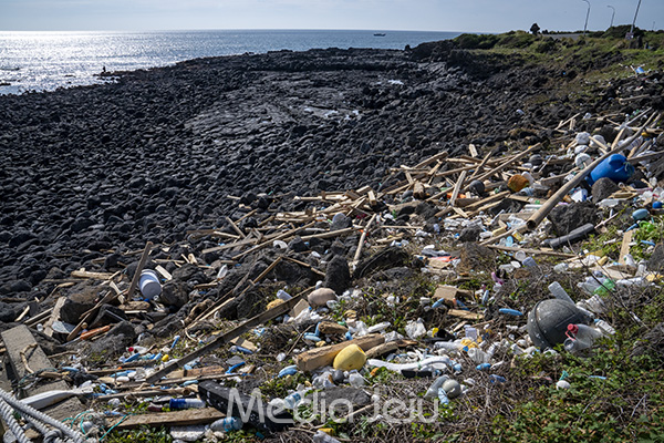 사진은 지난 9월 제주도 서귀포시 대정읍 해안가에 떠밀려왔던 해양쓰레기들. /사진=미디어제주.