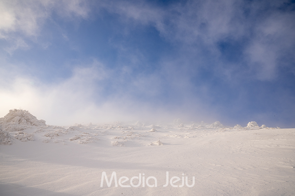 27일 한라산국립공원 어리목탐방로 만세동산 인근에서 해가 떠오르는 가운데 햇빛이 구름에 번지듯이 설경 위로 퍼지고 있다. /사진=미디어제주.