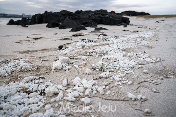 지난해 12월8일 '미디어제주'가 확인한 제주시 구좌읍 김녕리의 한 해안가. 굳어버린 기름덩어리들이 해안가를 뒤덮고 있다. /사진=미디어제주