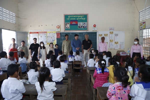 제주YMCA가 트라핑크라상 초등학교를 방문한 모습. 제주YMCA