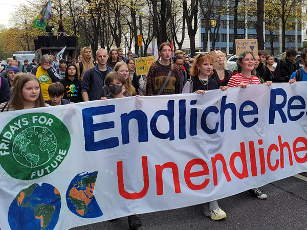 독일에서 학생들이 기후위기와 관련된 행진을 하고 있다. /사진=제주CBS