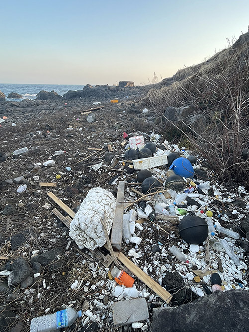 8일 오전 제주시 애월읍 해안도로 일대 수많은 해양쓰레기가 쌓여 있다. /사진=디프다 제주.