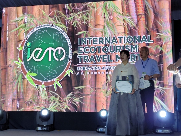 (사)제주생태관광협회가 제1회 세계생태관광박람회(IETM)에서 환경리더십 부문 대상을 수상했다.