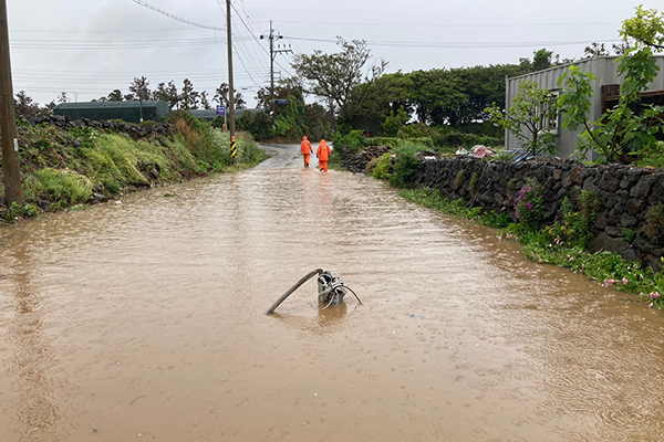 지난 4일 제주에 많은 비가 내리면서 제주시 애월읍 신엄리의 한 도로가 물에 잠겨 있다. /사진=제주소방안전본부.