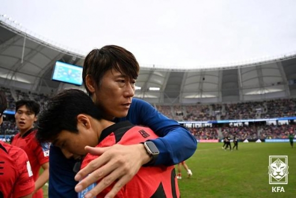 김은중 감독이 나이지리아를 꺾고 4강에 오른 뒤 선수들을 안아주며 눈물을 흘리고 있다. [사진=대한축구협회]