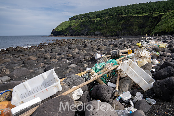 지난 19일 오후 제주 서귀포시 대정읍 송악산 인근 해안에 수많은 해양쓰레기가 떠밀려와 있다. 이처럼 떠밀려온 쓰레기는 해안을 따라 수 km에 걸쳐 이어져 있다. /사진=미디어제주.